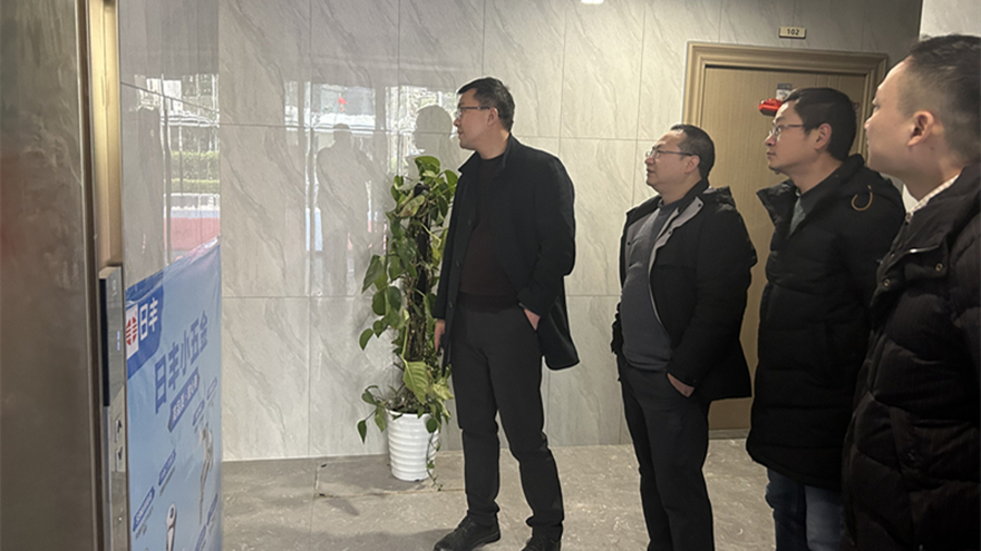 图四：集团党委委员、副总经理余佰宣督导williamhill官网置地安全工作