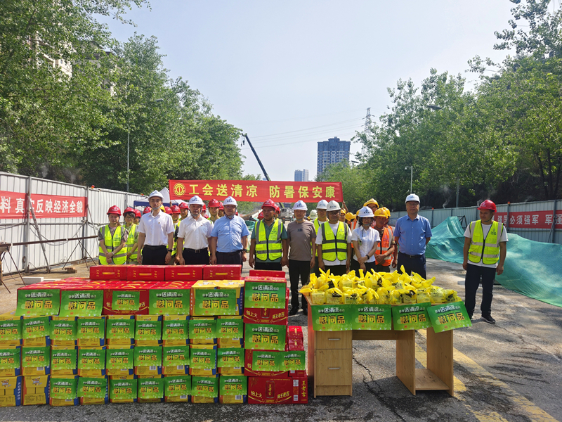 集团副总经理倪丹慰问嘉来建工 集团副总经理倪丹慰问嘉来建工